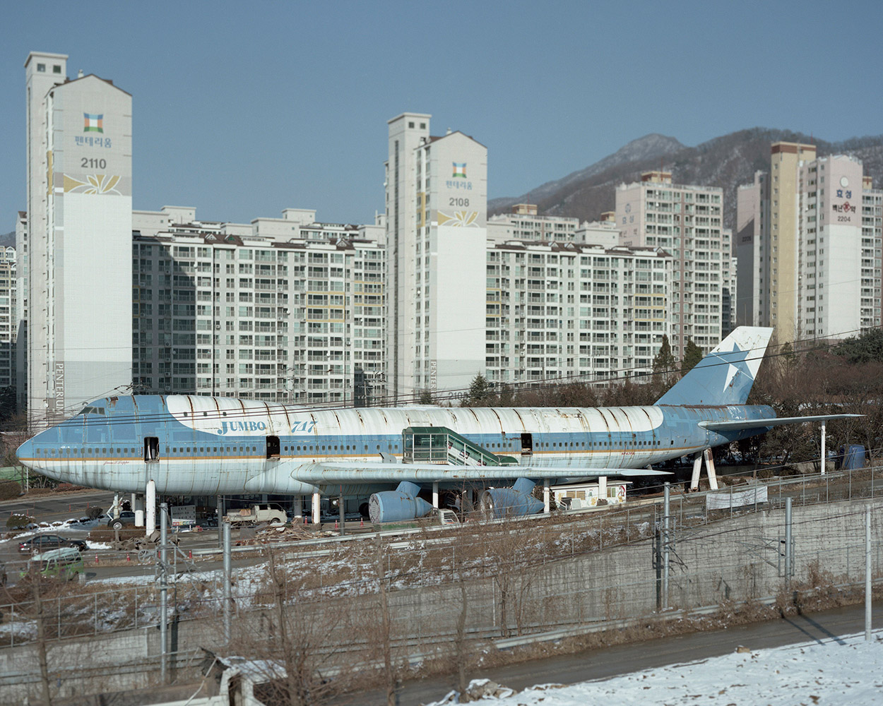 Abandoned Jumbo 747, South Korea, 2013, fotografía color, 80 X 100 cm. 